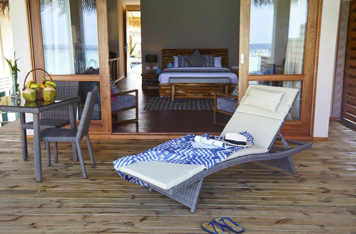 Kudafushi Resort & Spa, Malediven, Water Villa with Pool, Schlafzimmer mit Ausgang zur Terrasse