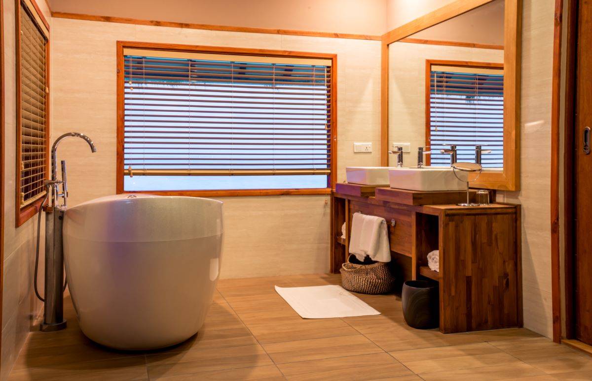 Kudafushi Resort & Spa, Malediven, Presidential Suite, freistehende Badewanne