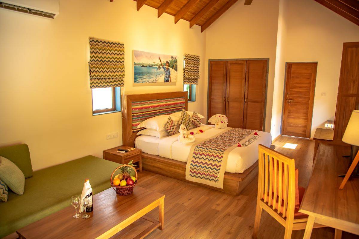 Reethi Faru Resort, Malediven, Garden Villa, Schlafzimmer mit Sitzecke