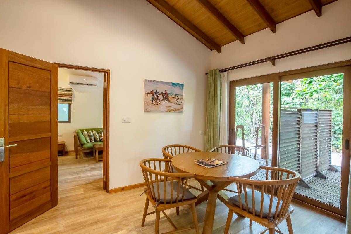 Reethi Faru Resort, Malediven, Two-Bedroom Garden Suite, Essbereich