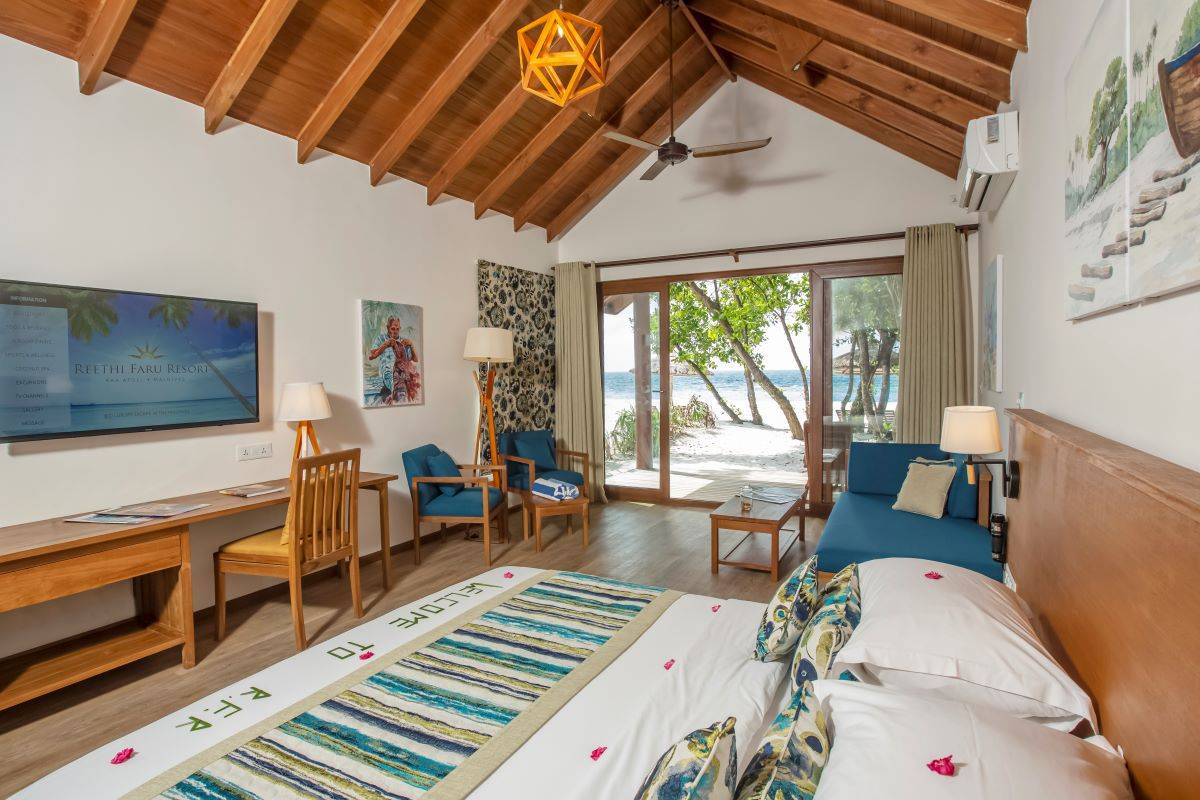 Reethi Faru Resort, Malediven, Deluxe Beach Villa, Schlafzimmer mit Ausgang zur Terrasse