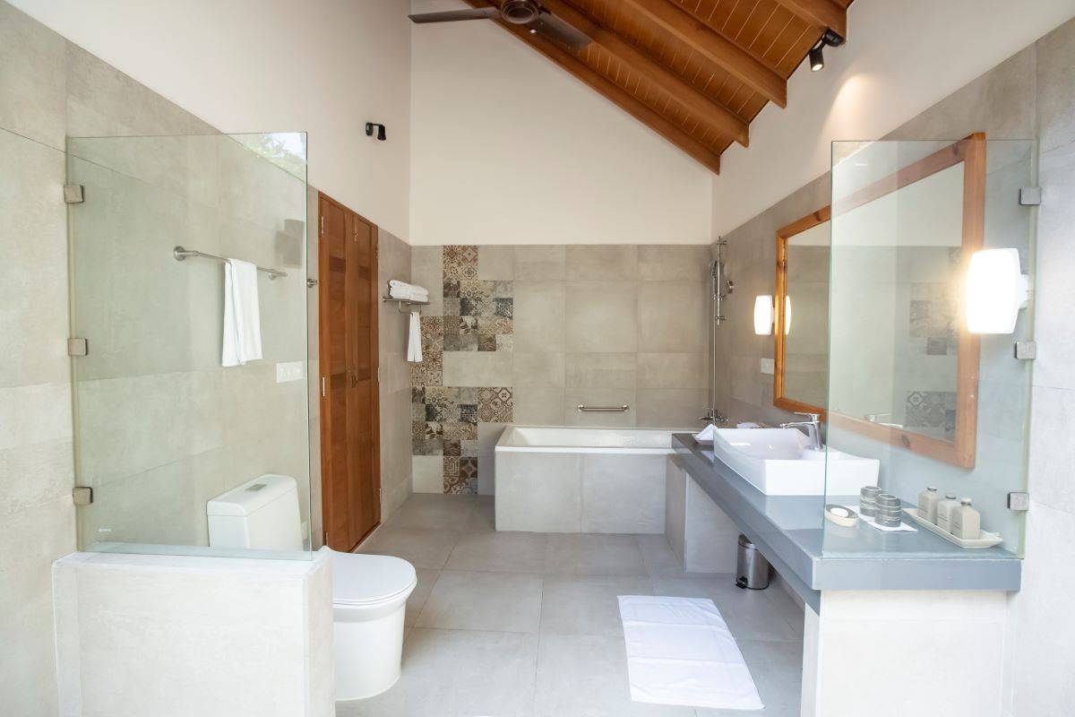 Reethi Faru Resort, Malediven, Deluxe Beach Villa, Badezimmer