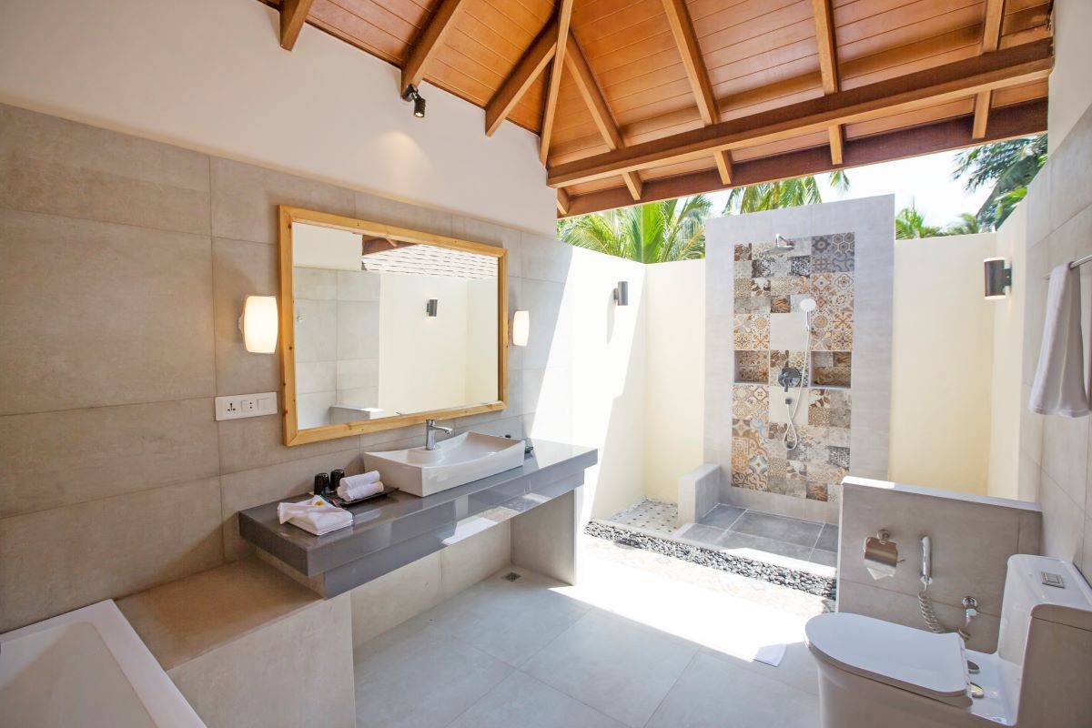 Reethi Faru Resort, Malediven, Deluxe Two-Bedroom Beach Suite, halboffenes Badezimmer