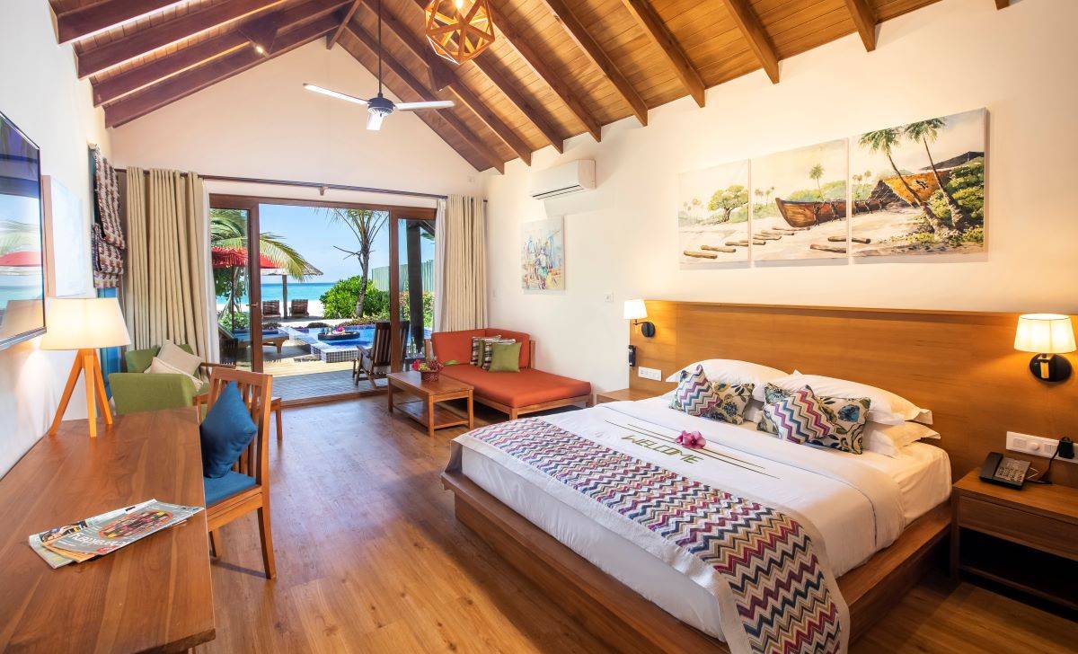 Reethi Faru Resort, Malediven, Deluxe Beach Pool Villa, Schlafzimmer mit Ausgang zur Terrasse