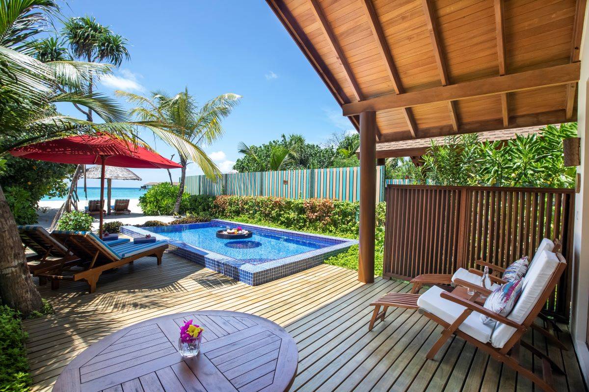 Reethi Faru Resort, Malediven, Deluxe Beach Pool Villa, Terrasse mit Pool