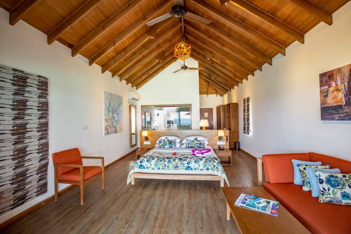 Reethi Faru Resort, Malediven, Water Villa,  Schlafzimmer