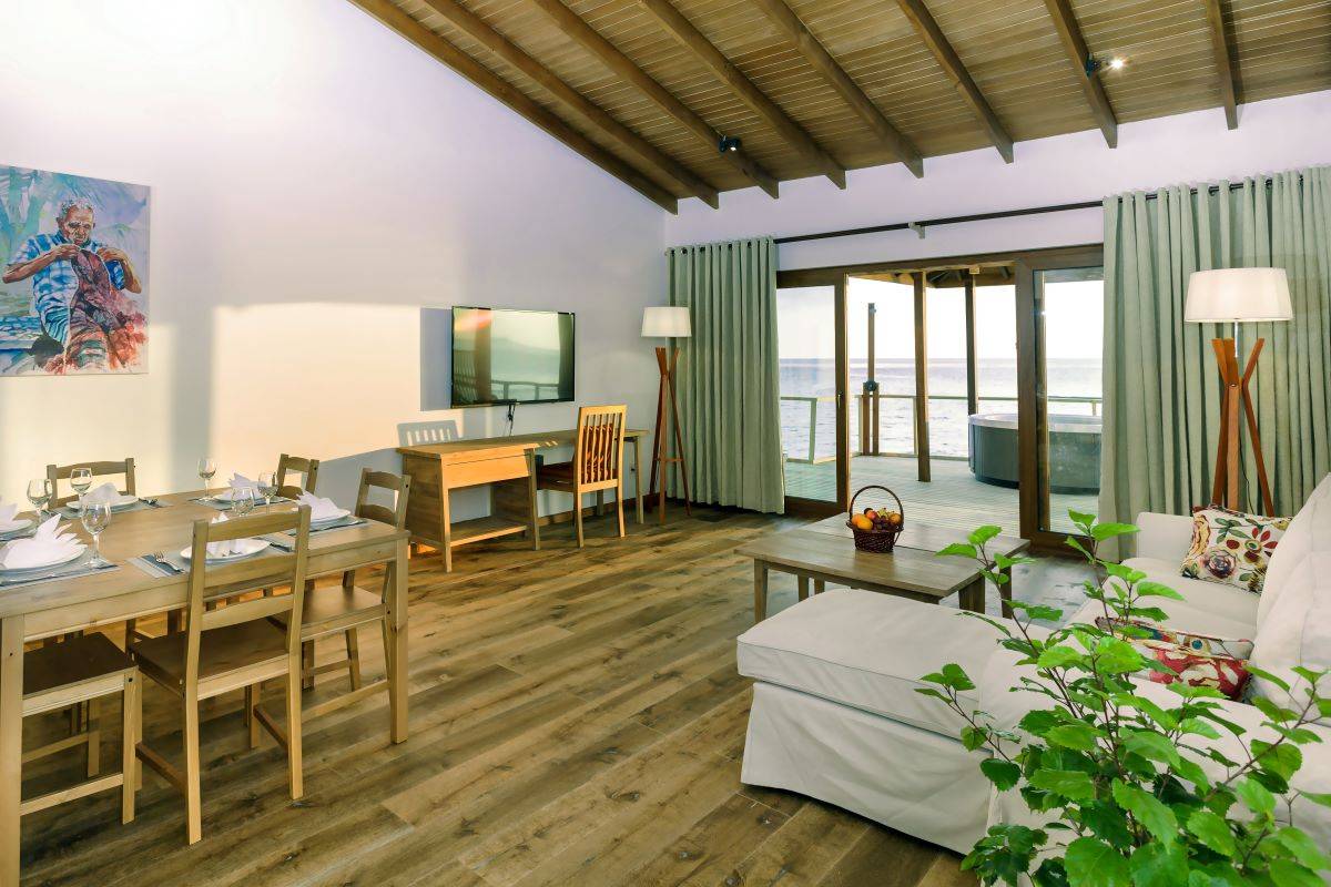 Reethi Faru Resort, Malediven, Two-Bedroom Water Villa Suite with Spa Tub, Wohn- und Essbereich