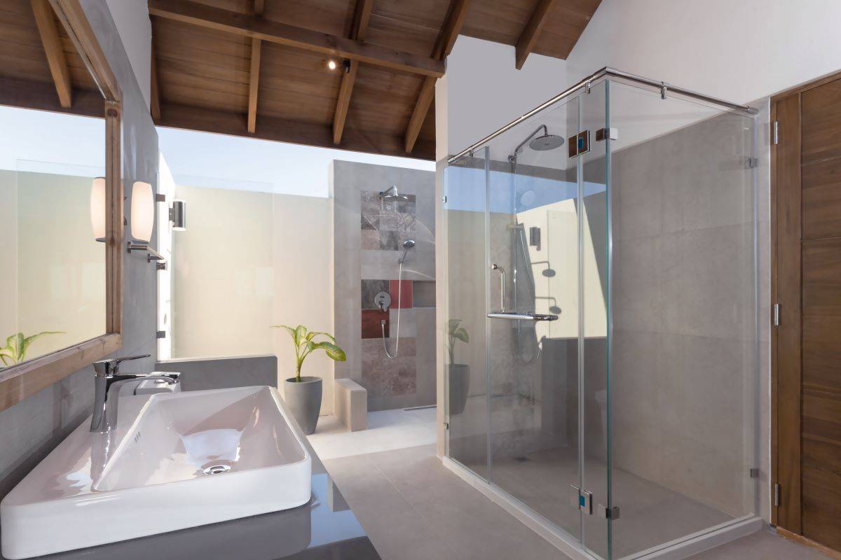 Reethi Faru Resort, Malediven, Two-Bedroom Water Villa Suite with Spa Tub, Badezimmer