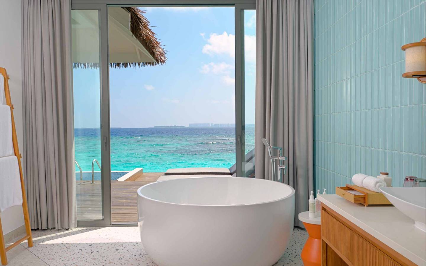 dusitD2-Feydhoo-Maldives-Overwater-Pool-Villa-bad