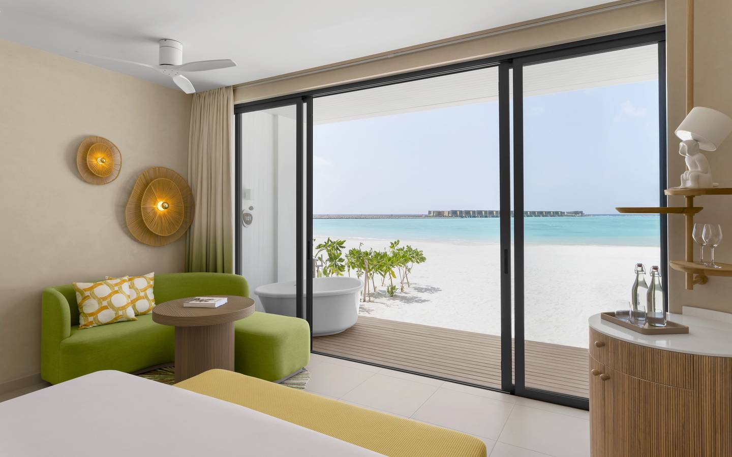 Centara_Mirage_Beachfront_Romm_with_Bath_8