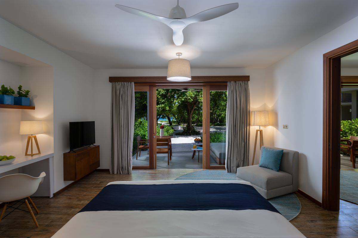 Ifuru Island Maldives, Malediven, Sunset Sky Suite, Schlafzimmer mit Ausgang zur Terrasse