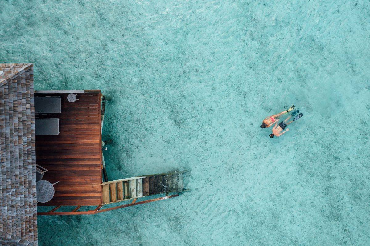 Veligandu Island Resort, Malediven, Ocean Jacuzzi Villa, Terrasse mit Treppe zum Meer