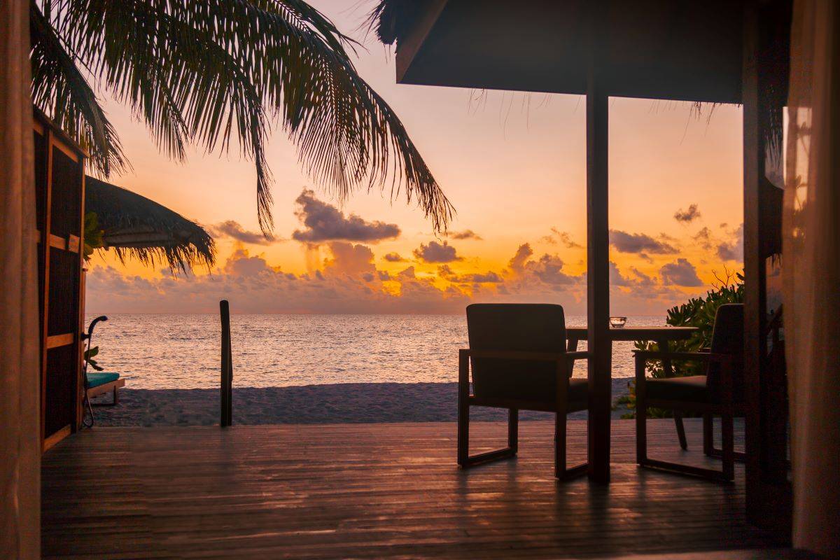Veligandu Island Resort, Malediven, Sunset Jacuzzi Beach Villa, Terrasse bei Sonnenuntergang