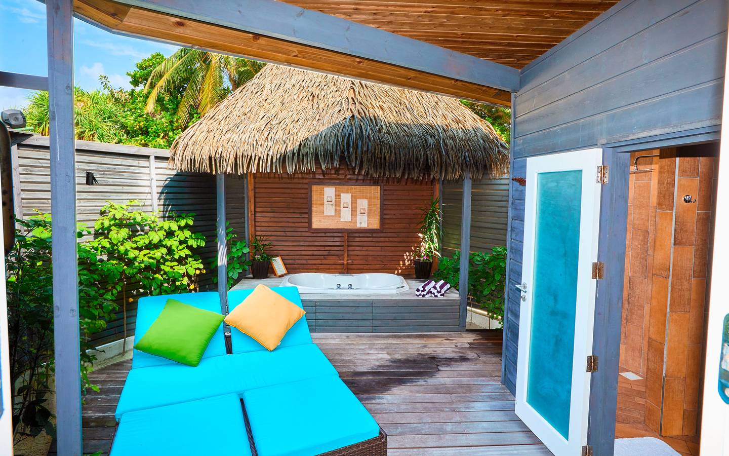 Kuredu Island Resort, Malediven, Sangu Jacuzzi Beach Villa, Terrasse und halboffenes Badezimmer mit Jacuzzi