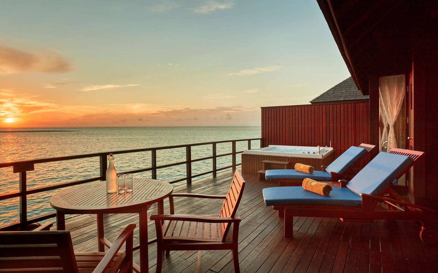 Sun_Siyam_Olhuveli_Main_Island_Prestige_Jacuzzi_Water_Villa_Terrasse