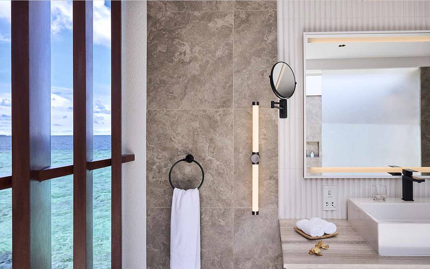 Funamadua_One_Bedroom_Water_Villa_Pool_Bad_2