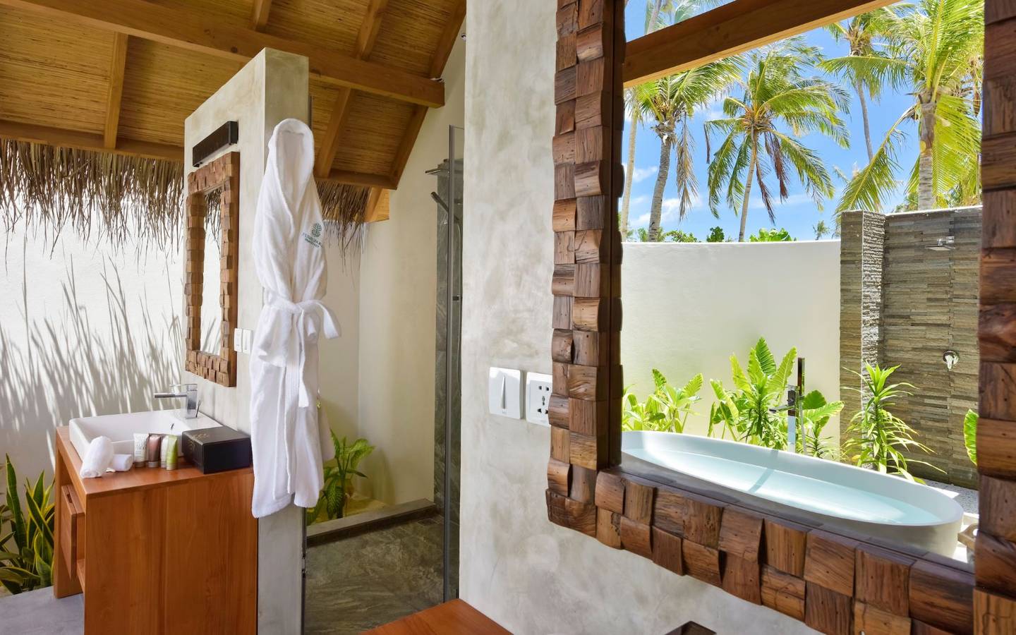 Fushifaru Maldives, Beach Villa Sunrise, halboffenes Bad