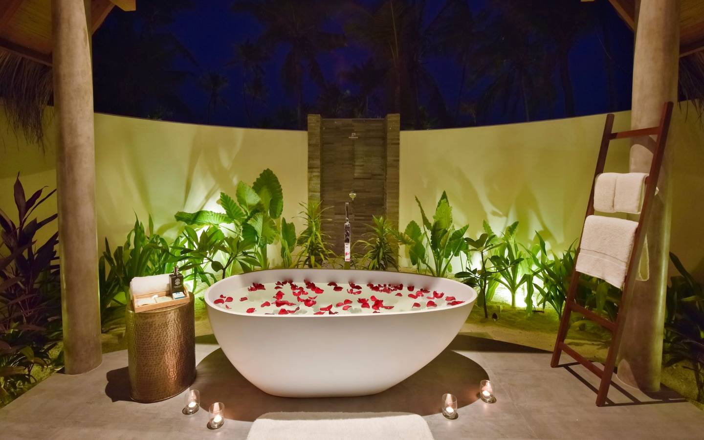 Fushifaru Maldives, Beach Villa Sunset, halboffenes Badezimmer, Rosenbad