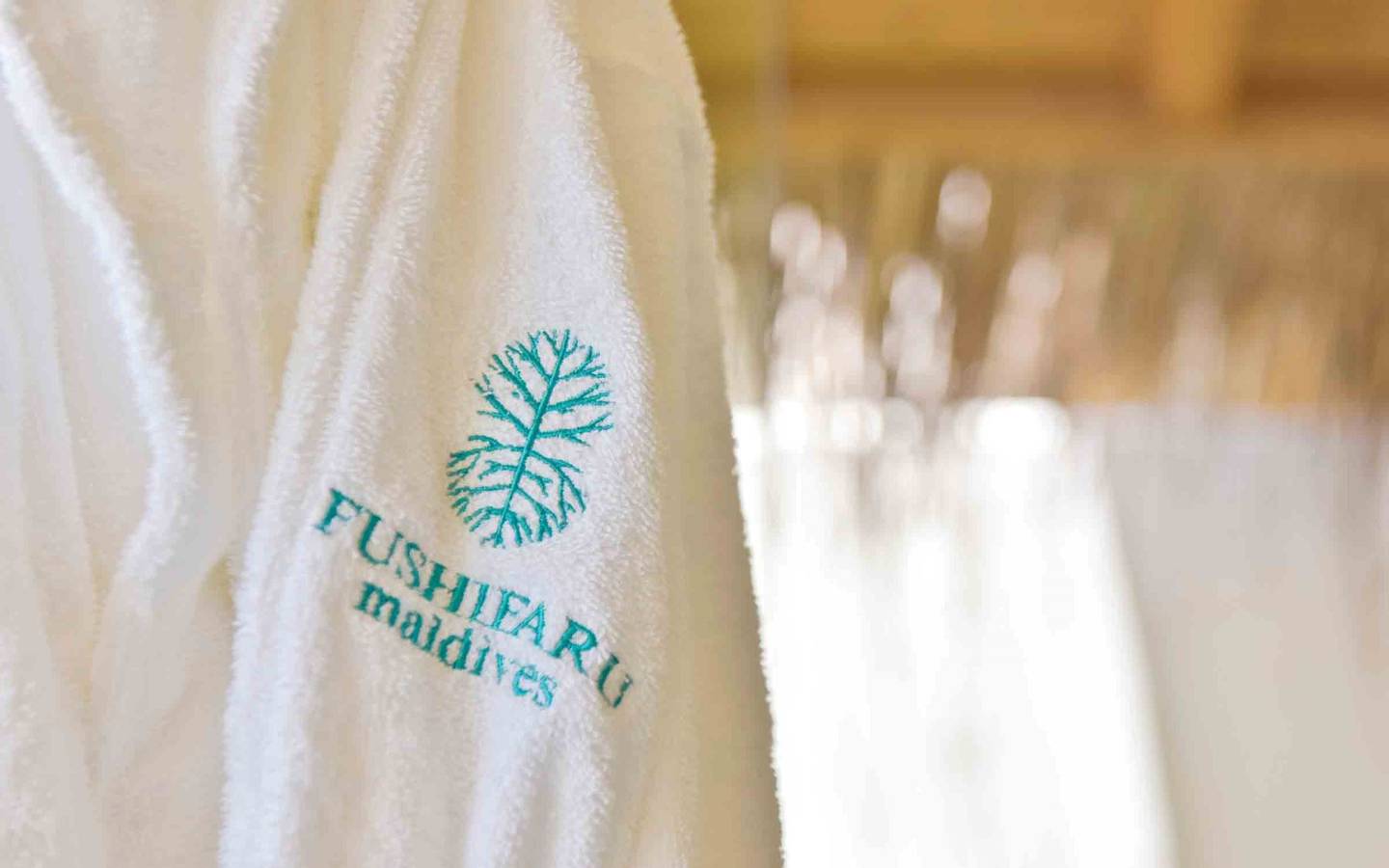 Fushifaru Maldives, Beach Villa Sunset, halboffenes Badezimmer, Bademäntel in jeder Villa