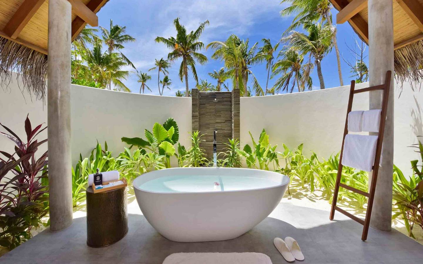 Fushifaru Maldives, Pool Beach Villa Sunset, halboffenes Badezimmer