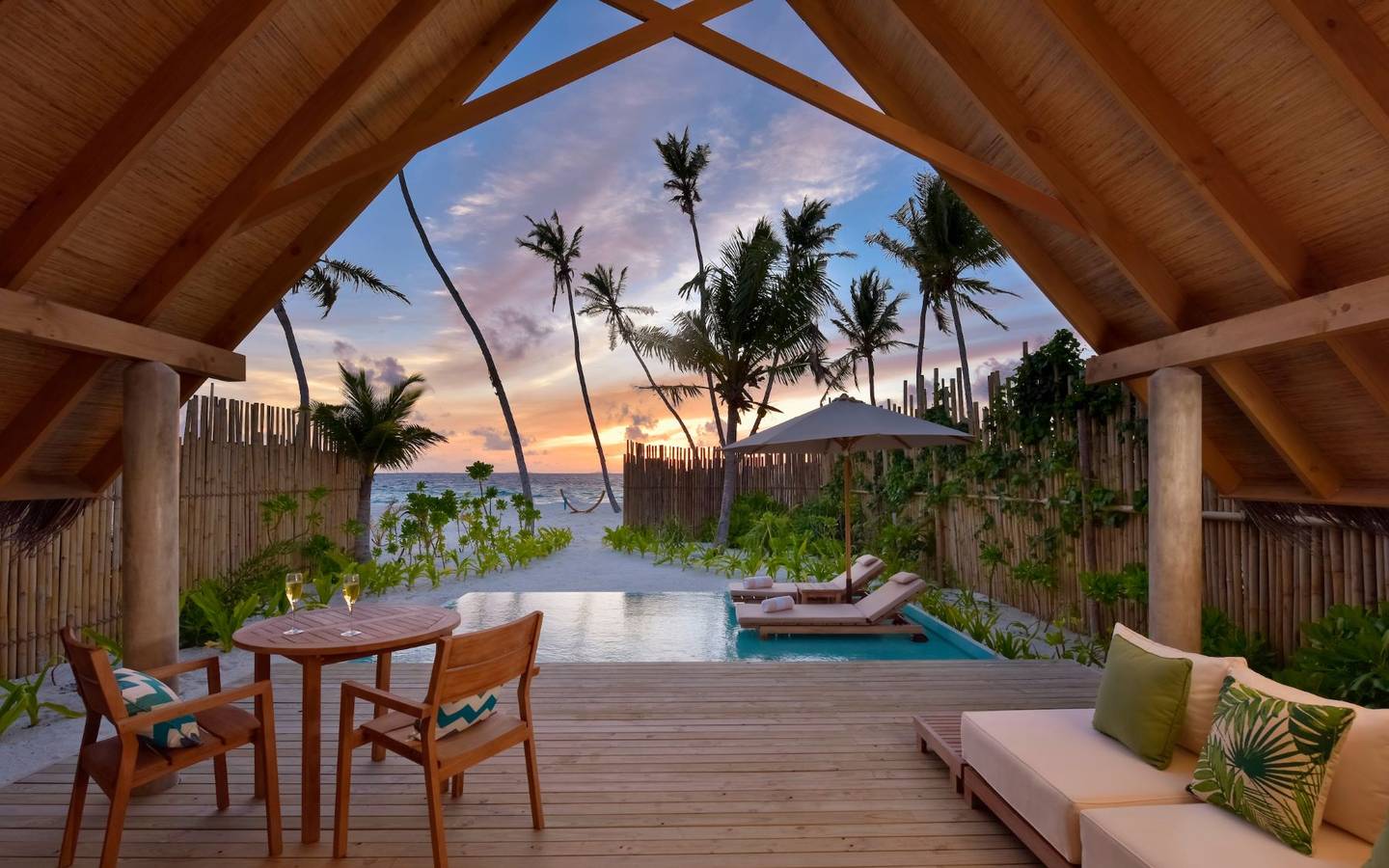 Fushifaru Maldives, Pool Beach Villa Sunset, Terrasse am Abend