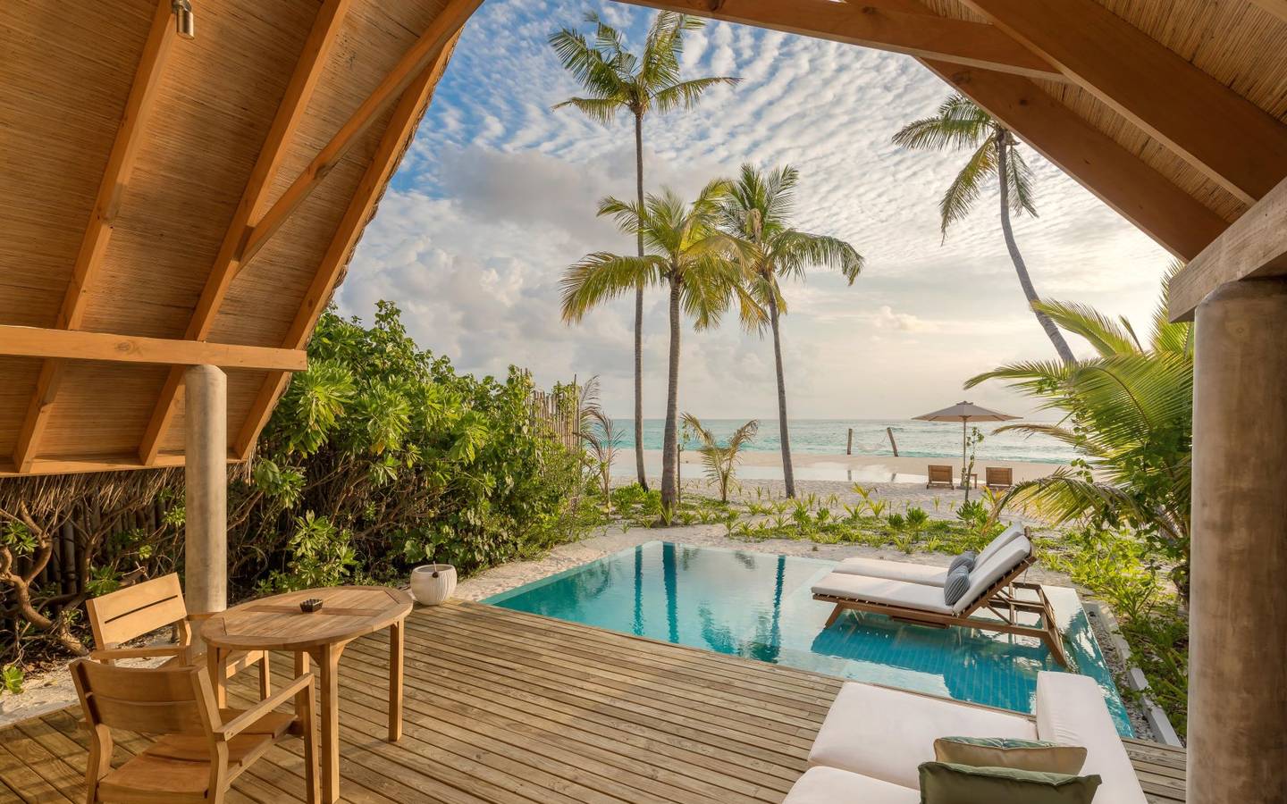 Fushifaru Maldives, Pool Beach Villa Sunset, Sonnendeck mit Blick über den Pool