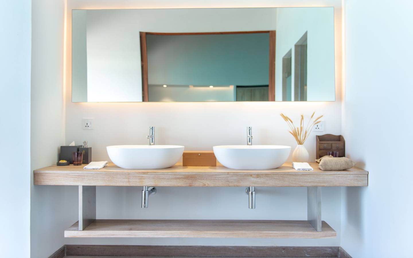 Fushifaru Maldives, Jacuzzi Water Villa, Doppelwaschbecken im Badezimmer