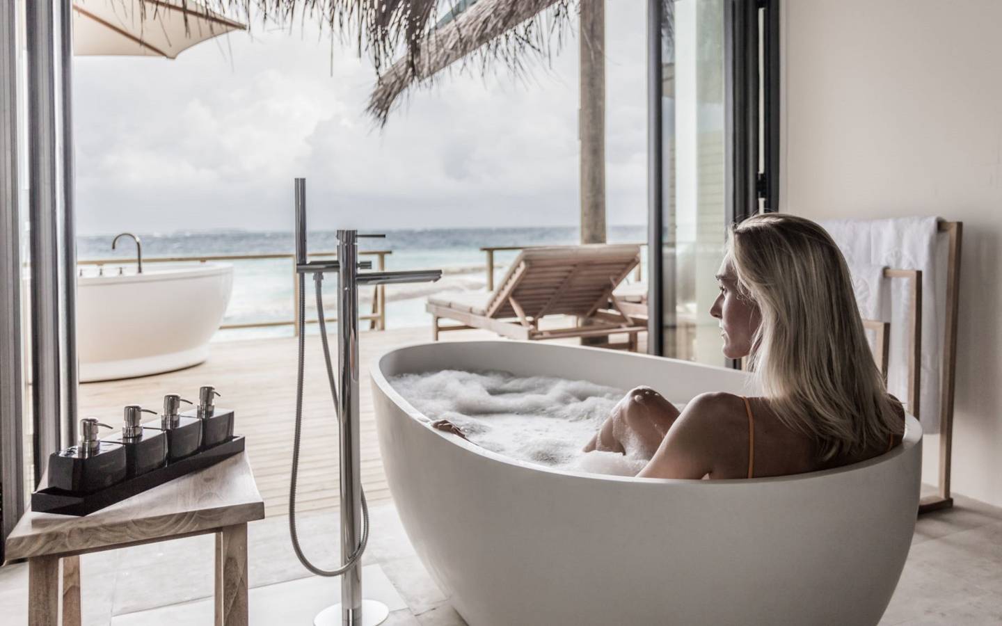 Fushifaru Maldives, Jacuzzi Water Villa, Badewanne mit Blick aufs Meer
