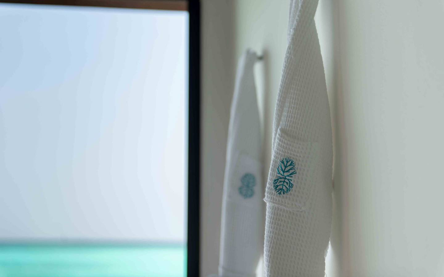 Fushifaru Maldives, Jacuzzi Water Villa, Bademäntel in jeder Villa