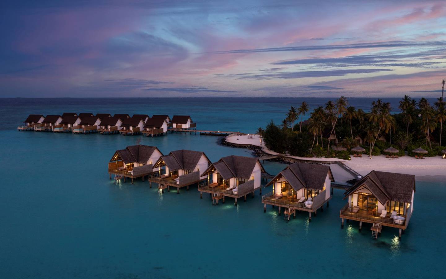 Fushifaru Maldives, Jacuzzi Water Villa, Aussenansicht in der Dämmerung