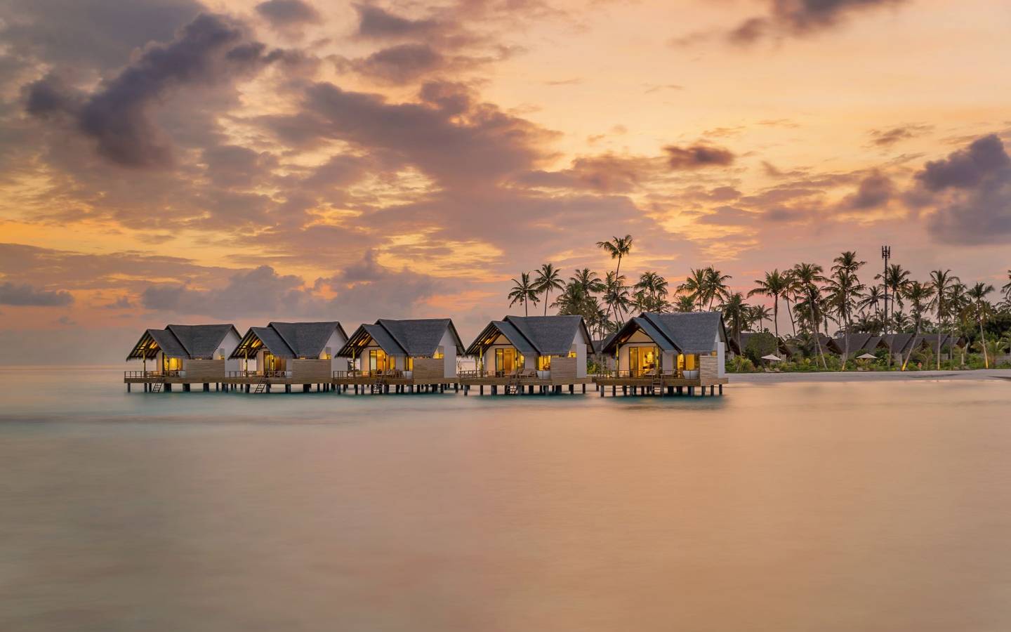 Fushifaru Maldives, Jacuzzi Water Villa, Aussenansicht im Sonnenuntergang