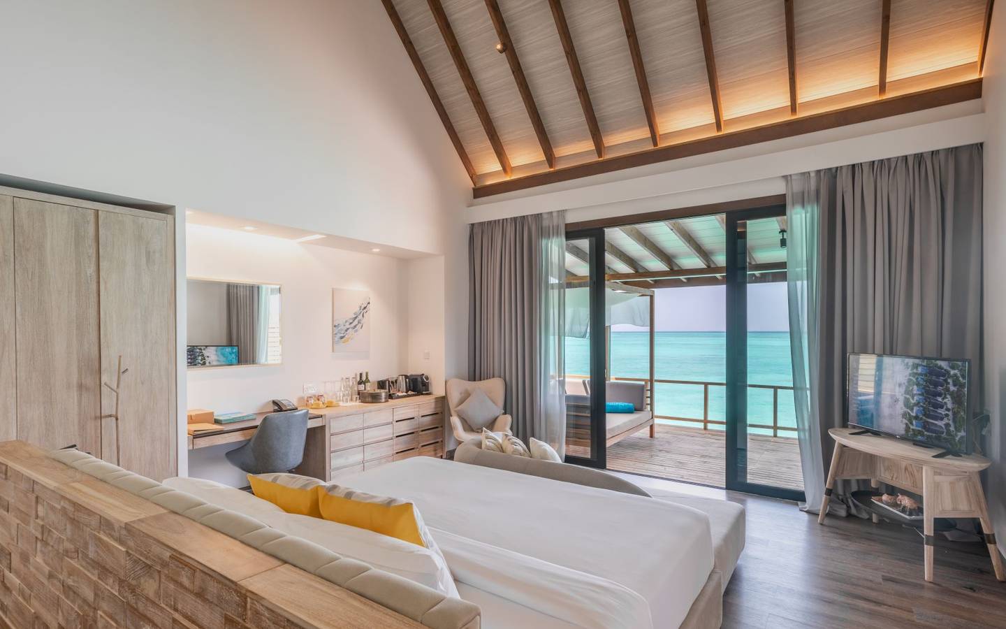 Fushifaru Maldives, Jacuzzi Water Villa, Bett mit Blick auf den Indischen Ozean