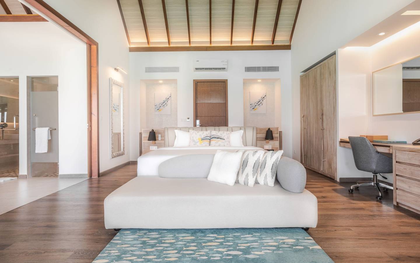 Fushifaru Maldives, Jacuzzi Water Villa, großes Doppelbett