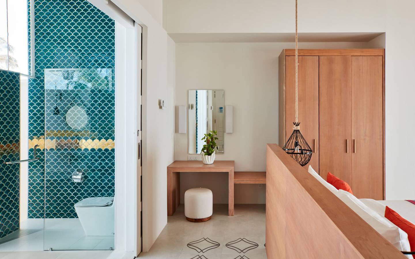 Sun Siyam Iru Veli, Malediven, Grand Beach Villa with Pool, Schlafbereich mit direktem Zugang zur Toilette