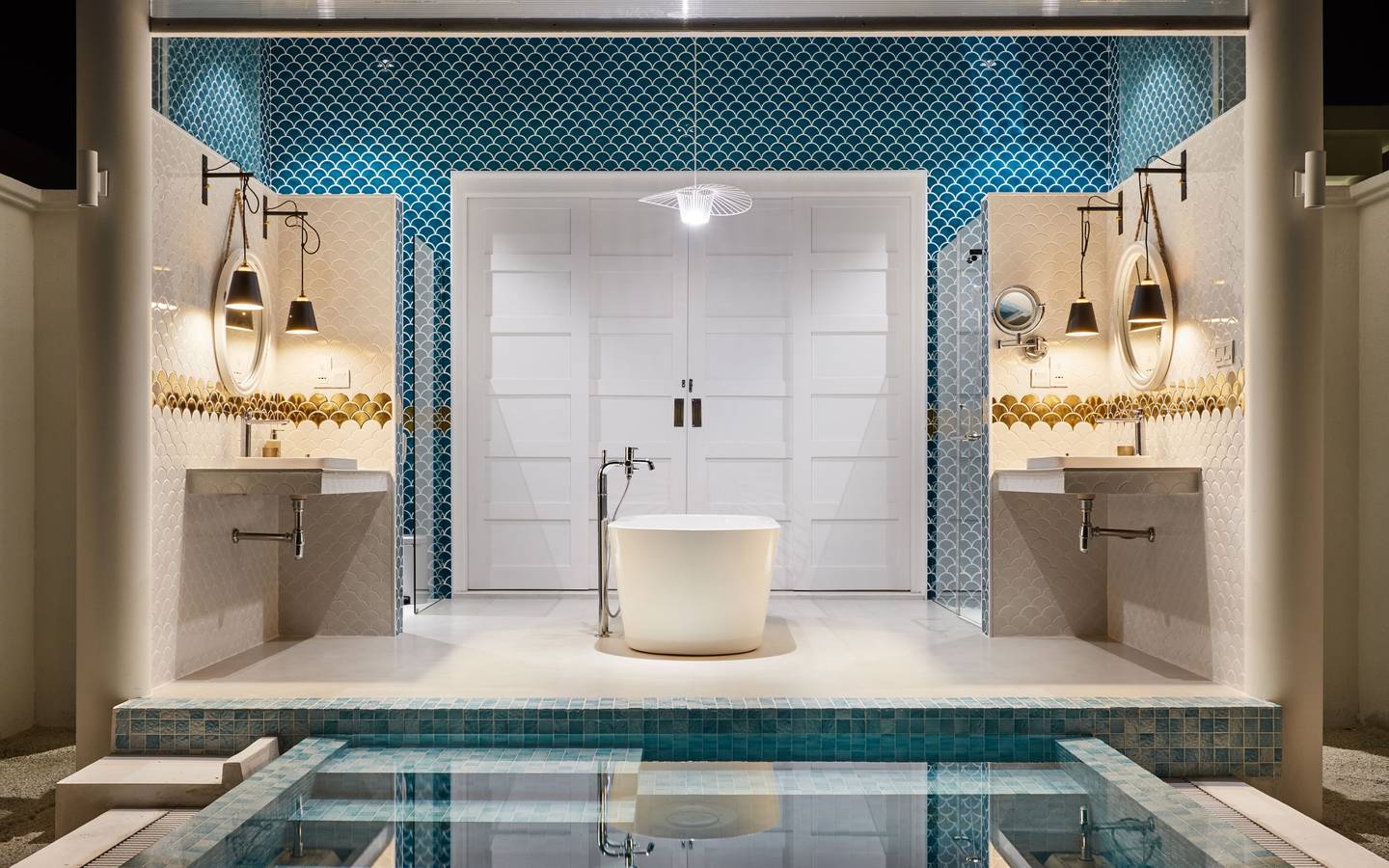 Sun Siyam Iru Veli, Malediven, Grand Beach Villa with Pool, halboffenes Badezimmer mit Pool