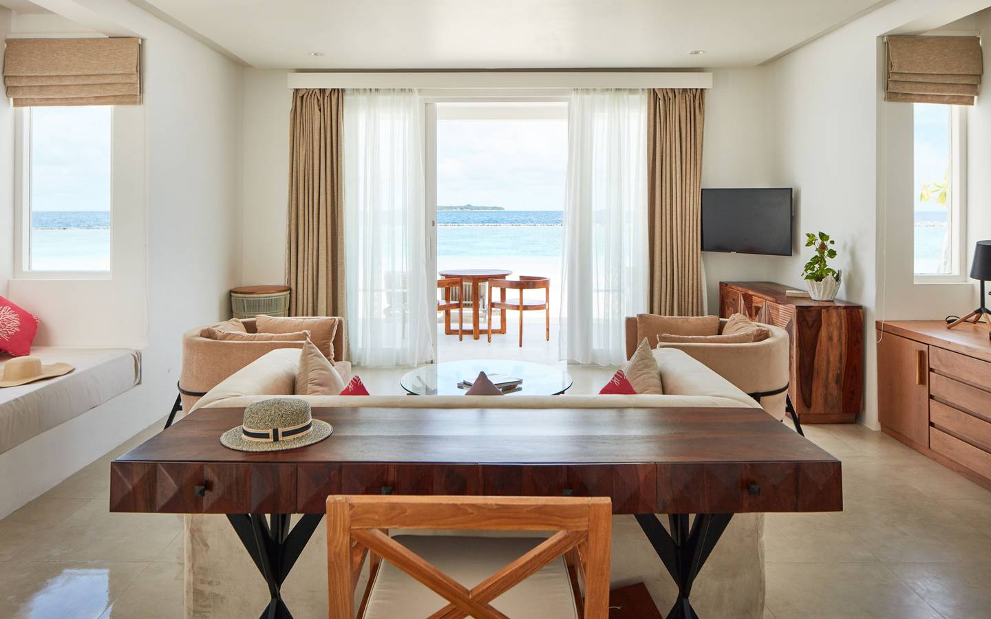Sun Siyam Iru Veli, Malediven, Grand Beach Suite, Beach Residence with Pool, Wohnbereich mit Zugang zur Terrasse