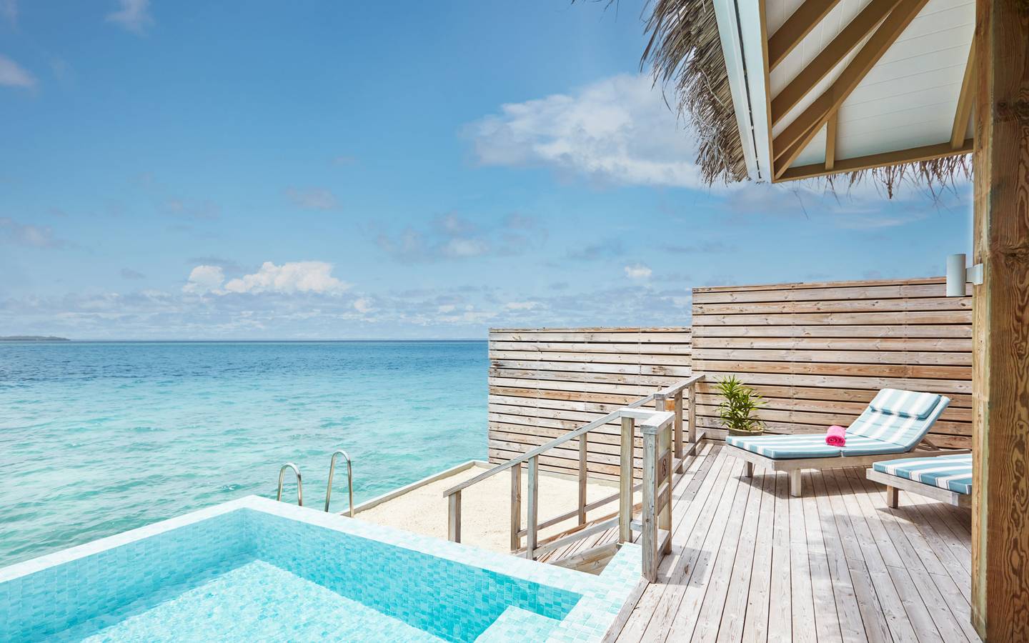 Sun Siyam Iru Veli, Malediven, Dolphin Ocean Villa with Pool, Pool, Sonnendeck und Stranddeck