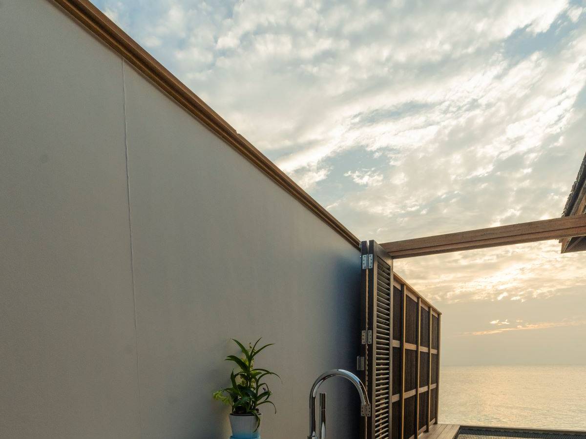 Veligandu Island Resort, Malediven, Sunset Ocean Villa, Badewanne im Freien auf der Terrasse