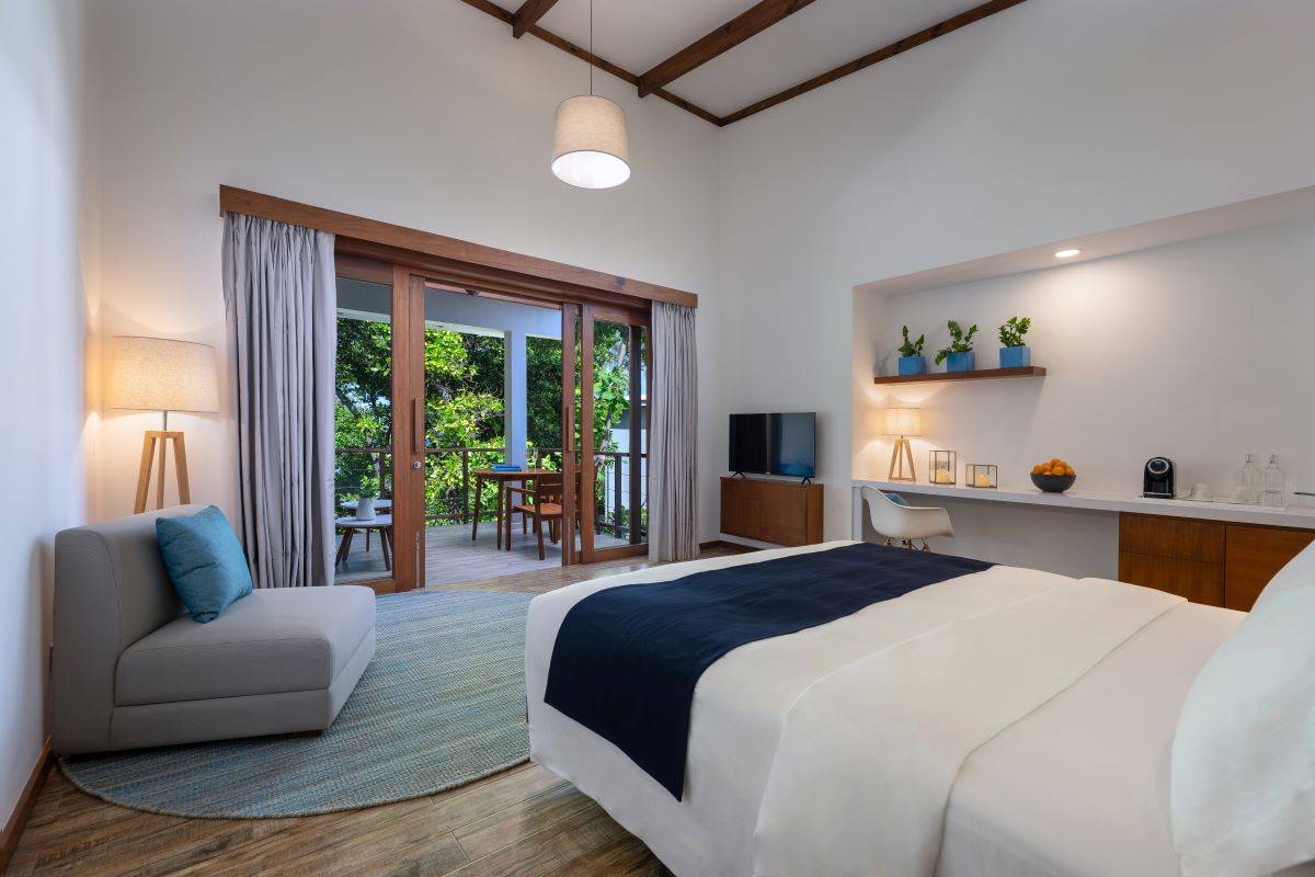 Ifuru Island Maldives, Malediven, Sunset Sky Suite, Schlafzimmer mit Ausgang zum Balkon