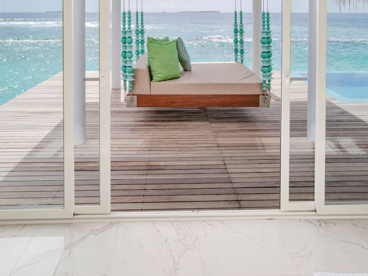 Emerlad Maldives Resort & Spa, Malediven, Superior Water Villa with Pool, Daybed mit Meerblick