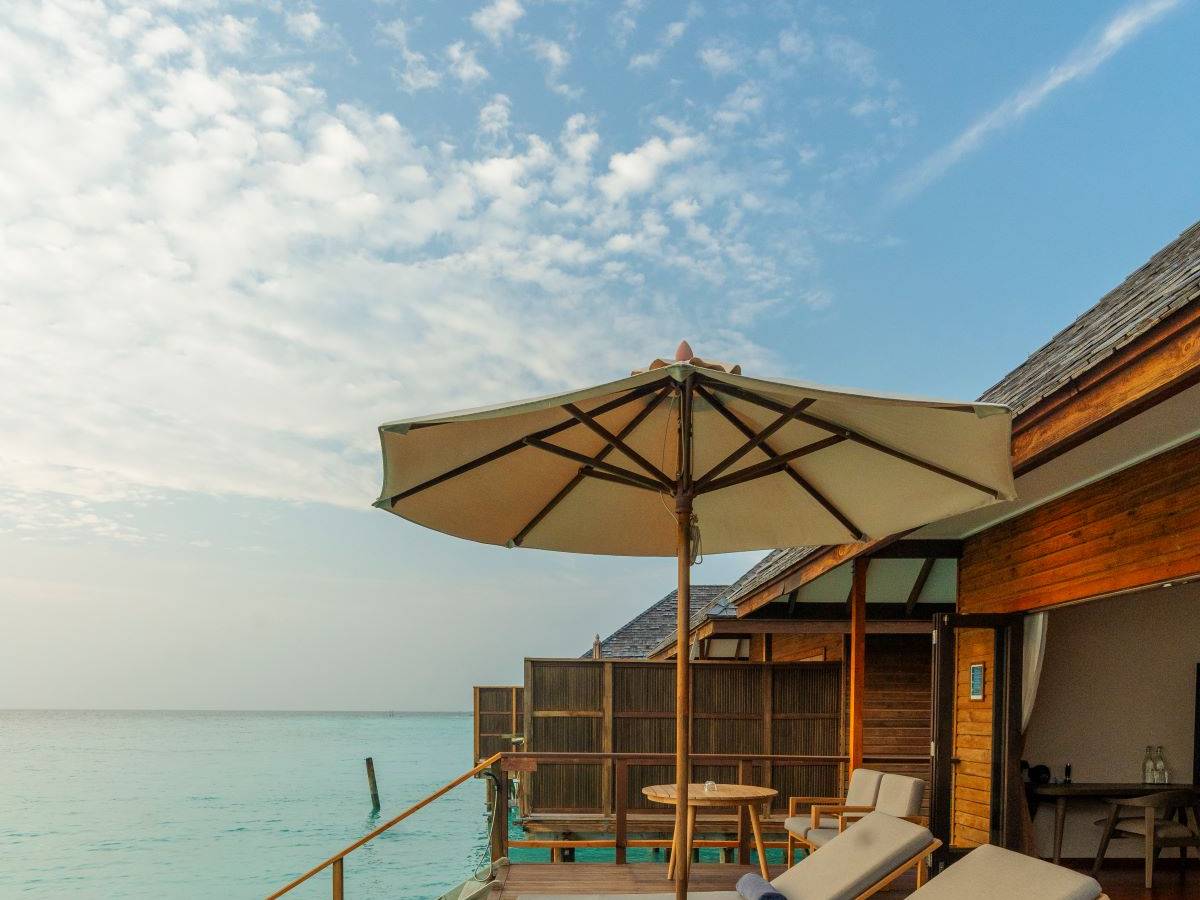 Veligandu Island Resort, Malediven, Sunset Ocean Villa, Terrasse mit Überwasser Hängematte