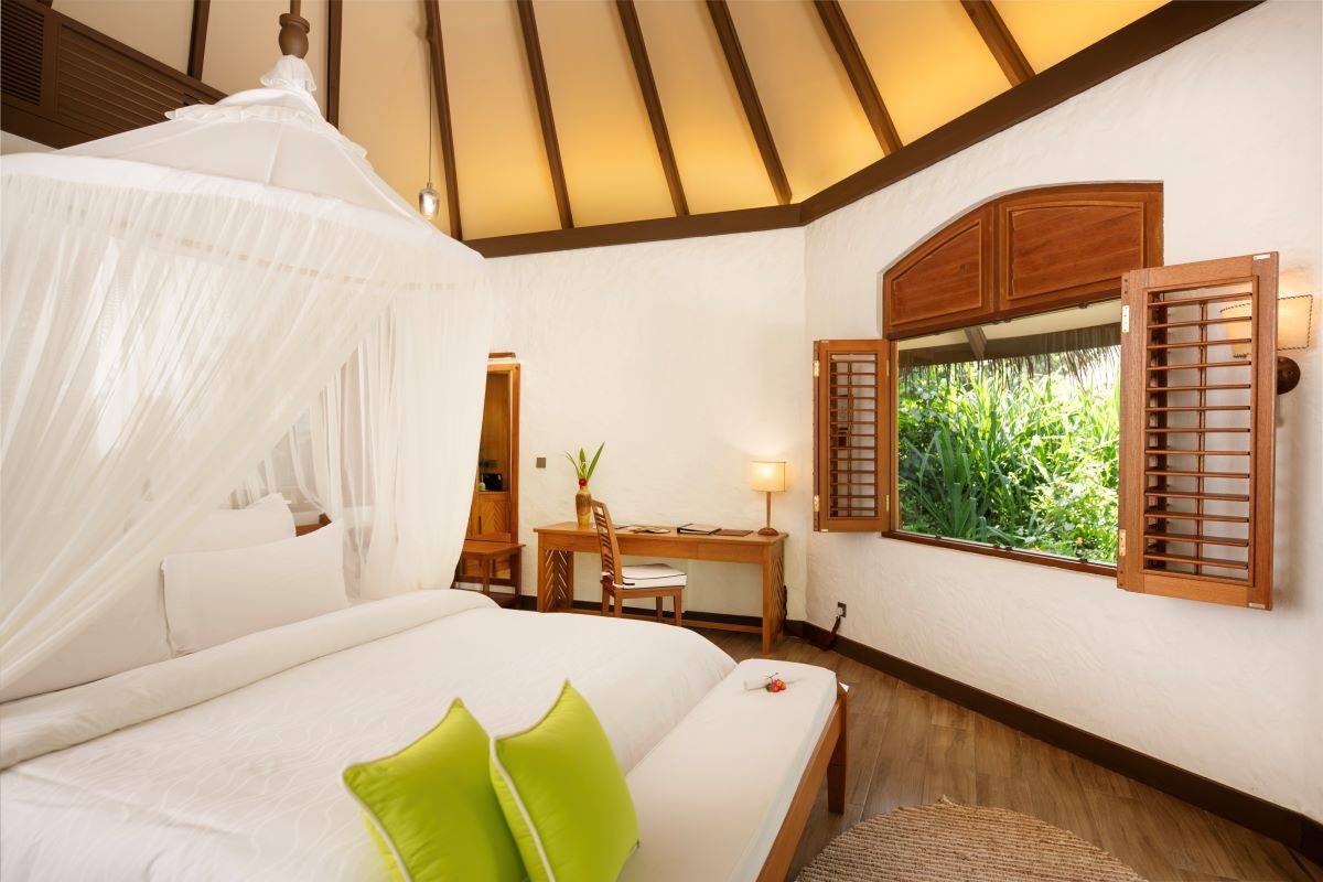 Coco Palm Dhuni Kolhu, Malediven, Deluxe Pool Villa, Schlafzimmer mit Blick ins Grüne
