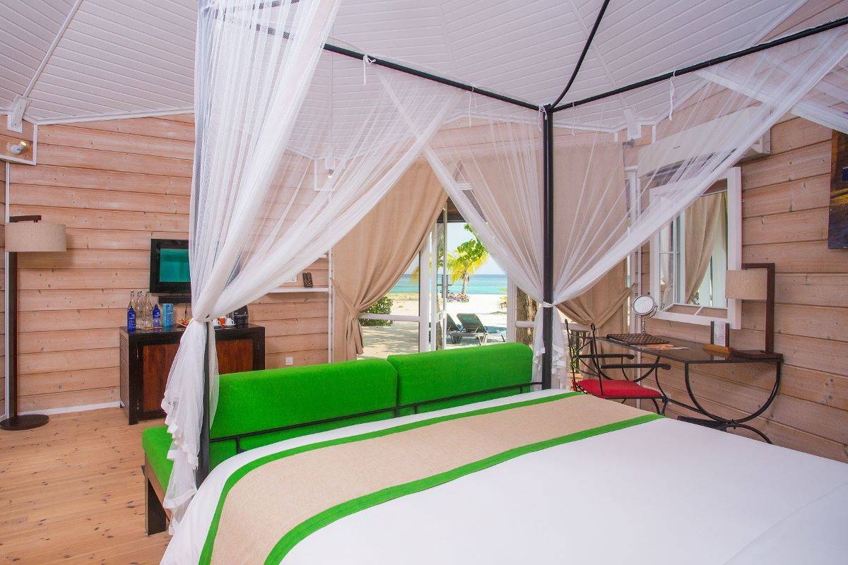 Kuredu Island Resort, Malediven, 'O' Jacuzzi Beach Villa, Schlafzimmer