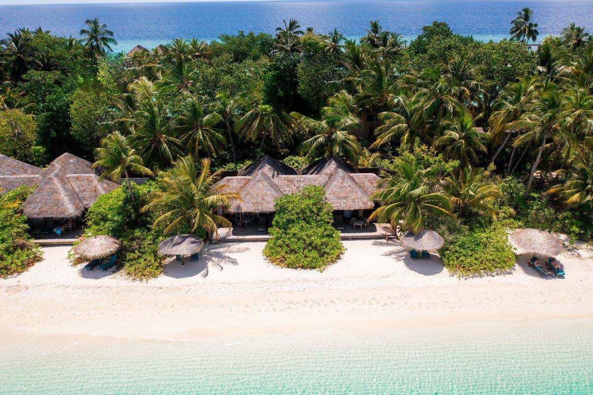 Veligandu Island Resort, Malediven, Sunset Jacuzzi Beach Villa, Luftaufnahme Villen in Strandlage