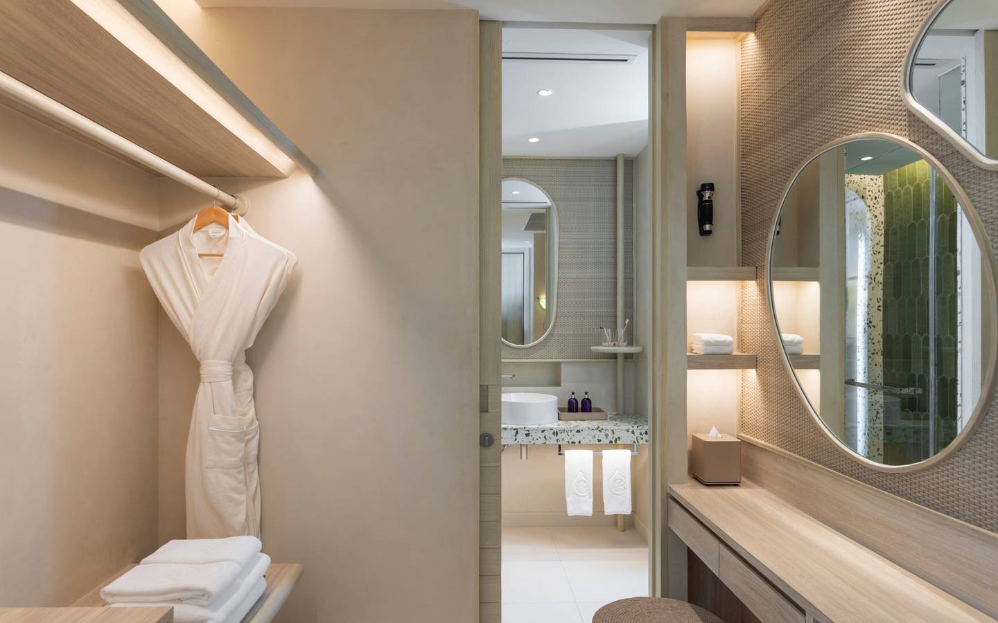 Centara_Mirage_Beachfront_Romm_with_Bath_7