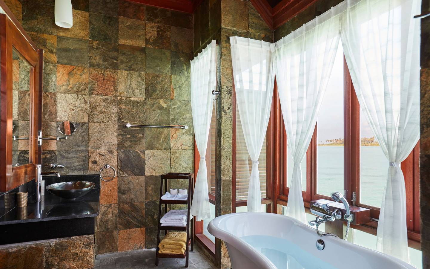 Sun_Siyam_Olhuveli_Main_Island_Prestige_Jacuzzi_Water_Villa_Bathroom