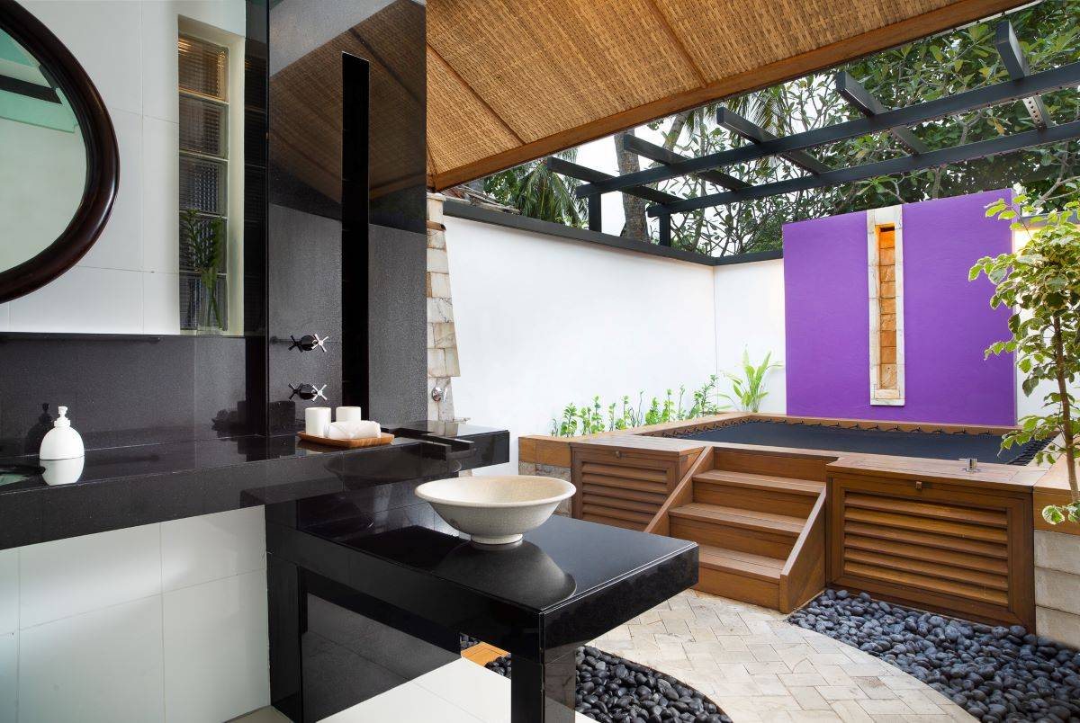 Dhawa Ihuru, Malediven, Beachfront Rainmist Villa, halboffenes Badezimmer