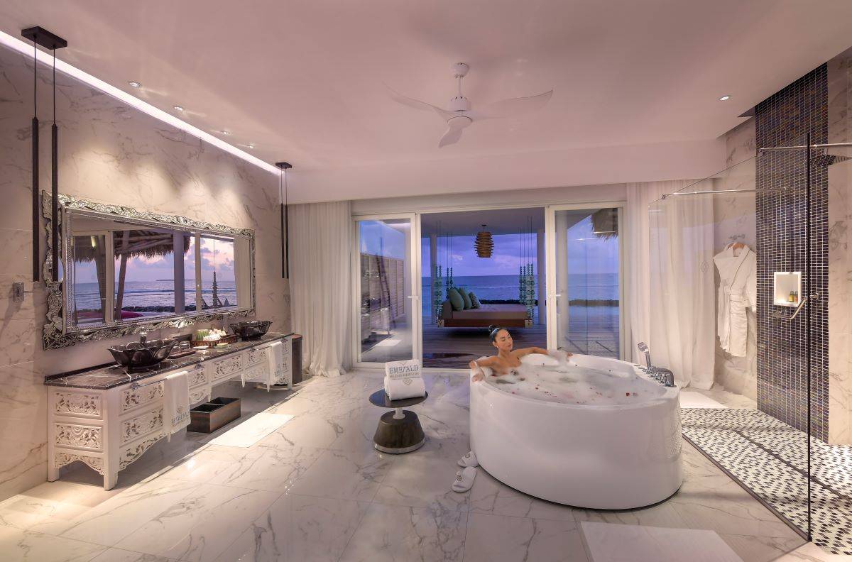 Emerlad Maldives Resort & Spa, Malediven, Superior Water Villa with Pool, Schaumbad im Jacuzzi