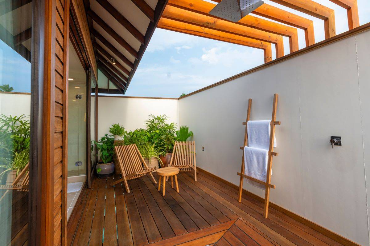 Veligandu Island Resort, Malediven, Sunset Ocean Villa, Regendusche im Freien