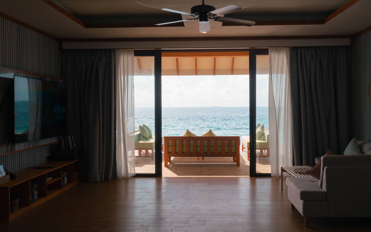 Brennia_Kottefaru_Presidential_Suite_4